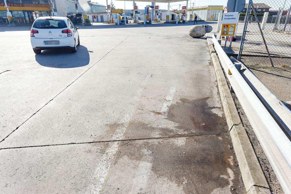 Restos de sangre en la zona del tiroteo en la gasolinera