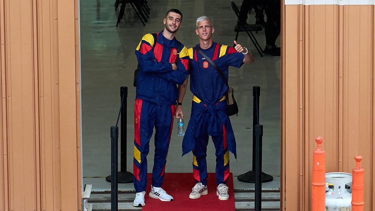 Joan García y Dani Olmo antes de la salida de la Selección hacia Puebla