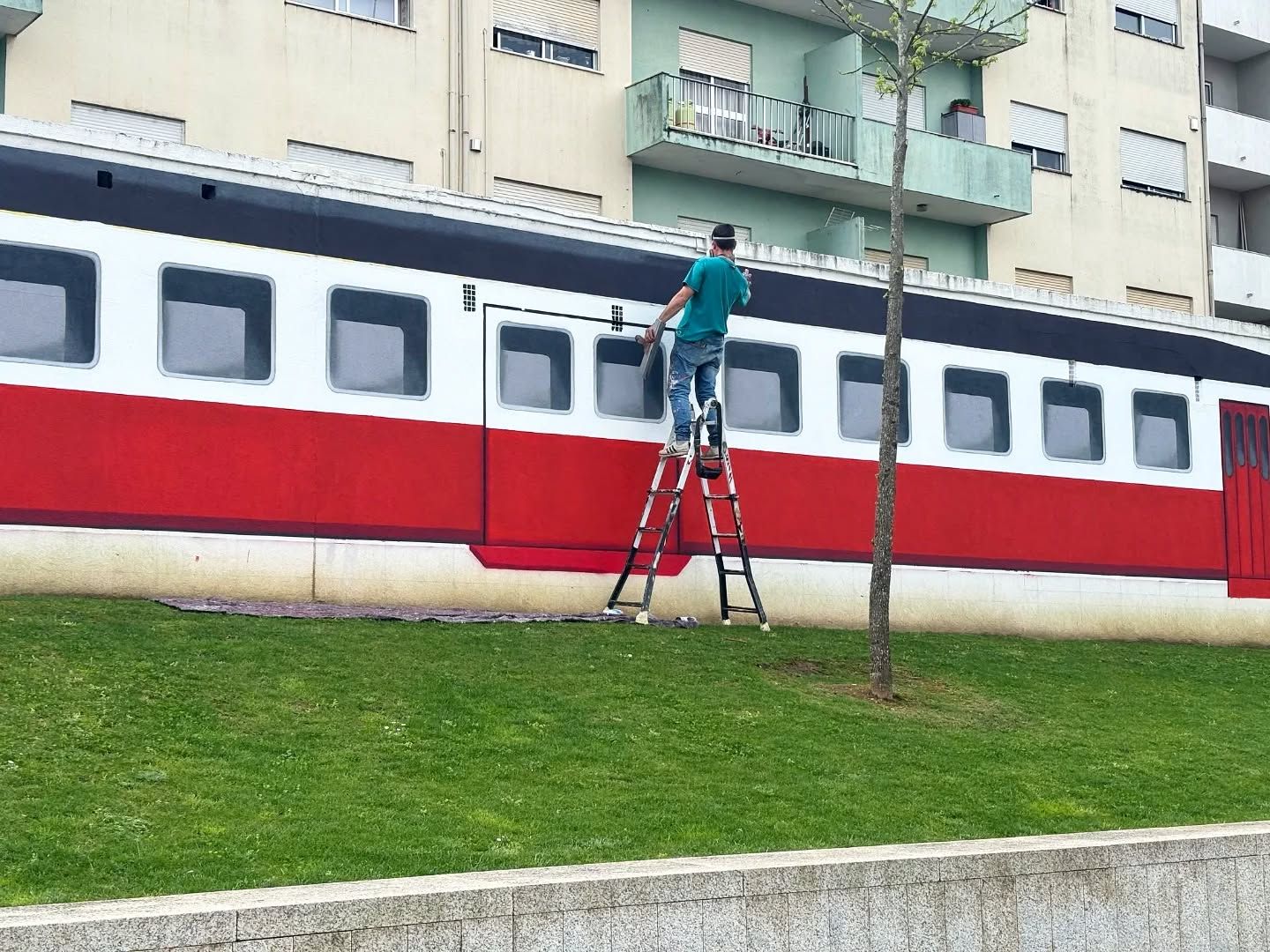 El mural hiperrealista que «devuelve» el tren a Monçao
