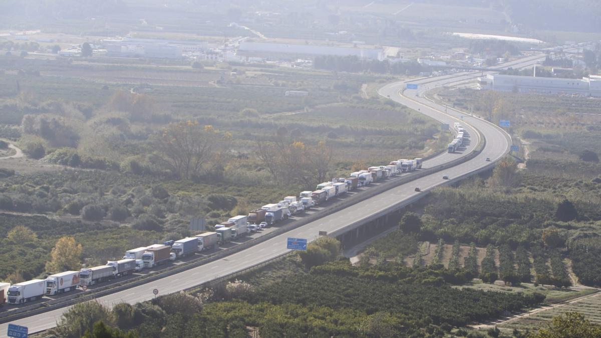 Accidente en la A-7: gran atasco al arder un camión de pintura en Alberic.