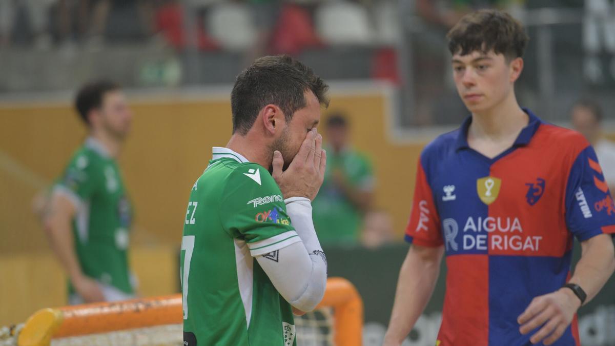 Toni Pérez se lamenta de la derrota del Liceo frente a un jugador del Igualada.
