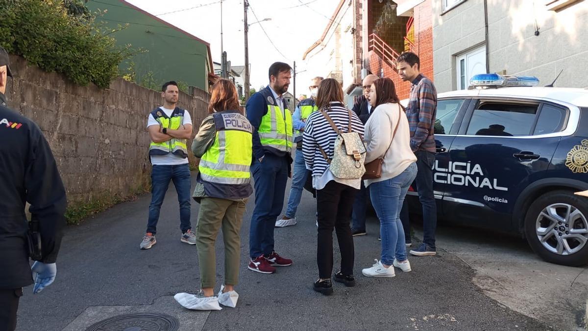 Los agentes interrogan a vecinos de la zona.