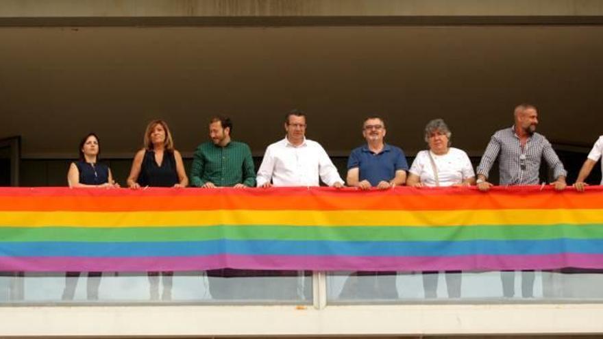 Benidorm despliega la bandera LGTB para celebrar el Día del Orgullo