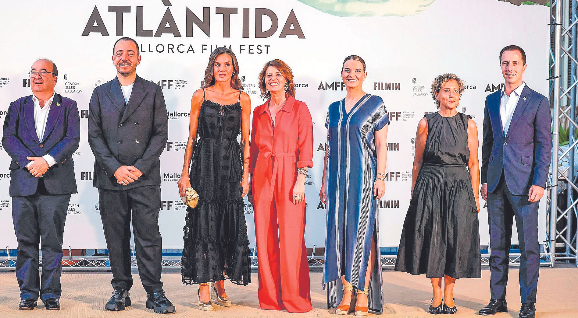 La reina Letizia junto al ministro de Cultura, Miquel Iceta (i), el director del Atlàntida Film Fest, Jaume Ripoll (2i) la actriz francesa Irène Jacob (c) , la presidenta balear, Marga Prohens (3d) y el presidente del Consell de Mallorca, Llorenç Galmés.