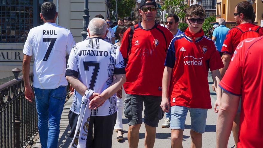Aficionados del Osasuna y del Real Madrid por el puente de Triana, en mayo del pasado año.