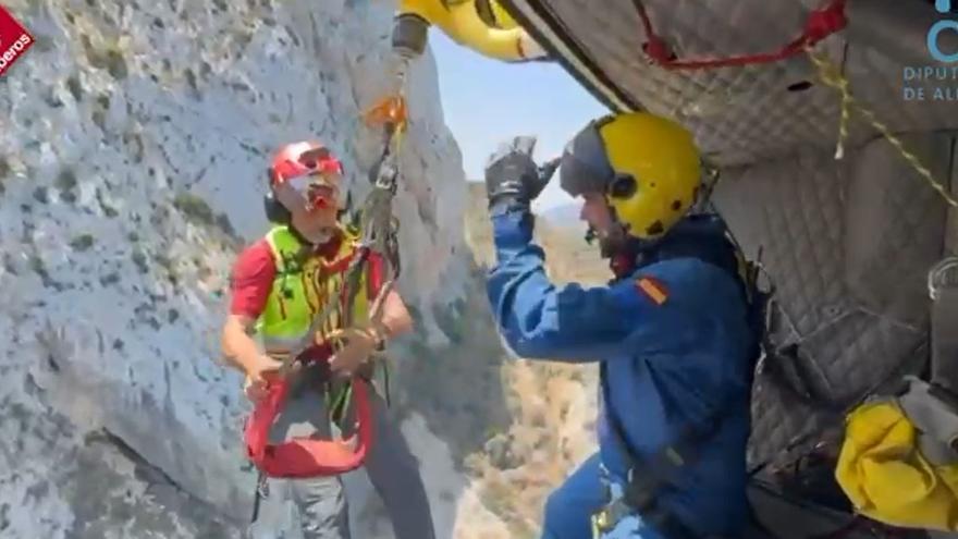 Video: Rescatan con helicóptero a un hombre de 48 años que se perdió en el Peñón de Ifach