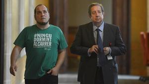 El presidente de la ’comisión Pujol’, David Fernàndez, y el empresario Javier de la Rosa, en el Parlament.