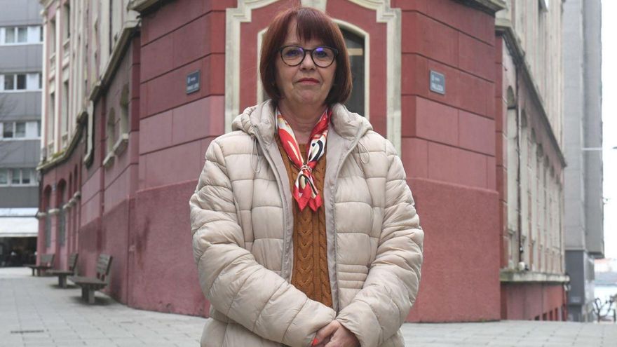 Pilar Souto, este viernes frente a la sede de UGT en A Coruña. |  Carlos Pardellas
