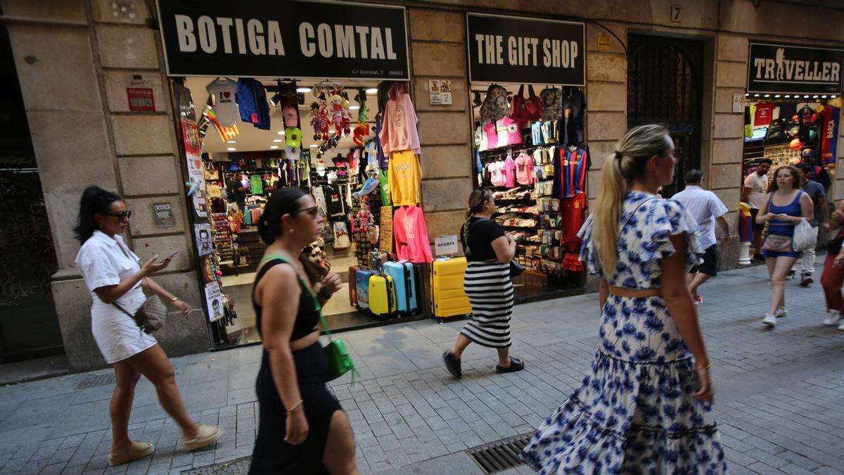 BARCELONA 26/08/2022 Barcelona Tema sobre boom de suvenires en el Gòtic En la foto tiendas de souvenires en la calle comtal.   RICARD CUGAT