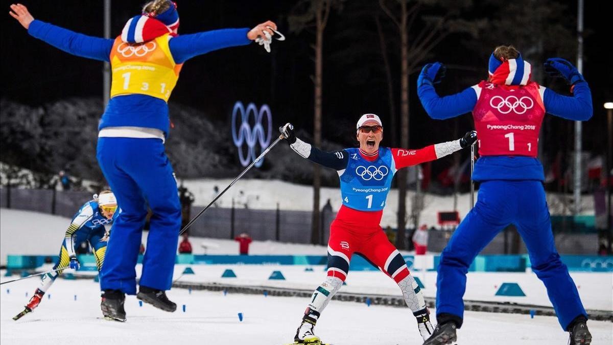 Marit Bjorgen celebra el oro en la prueba de relevos de 4x5 kilómetros.