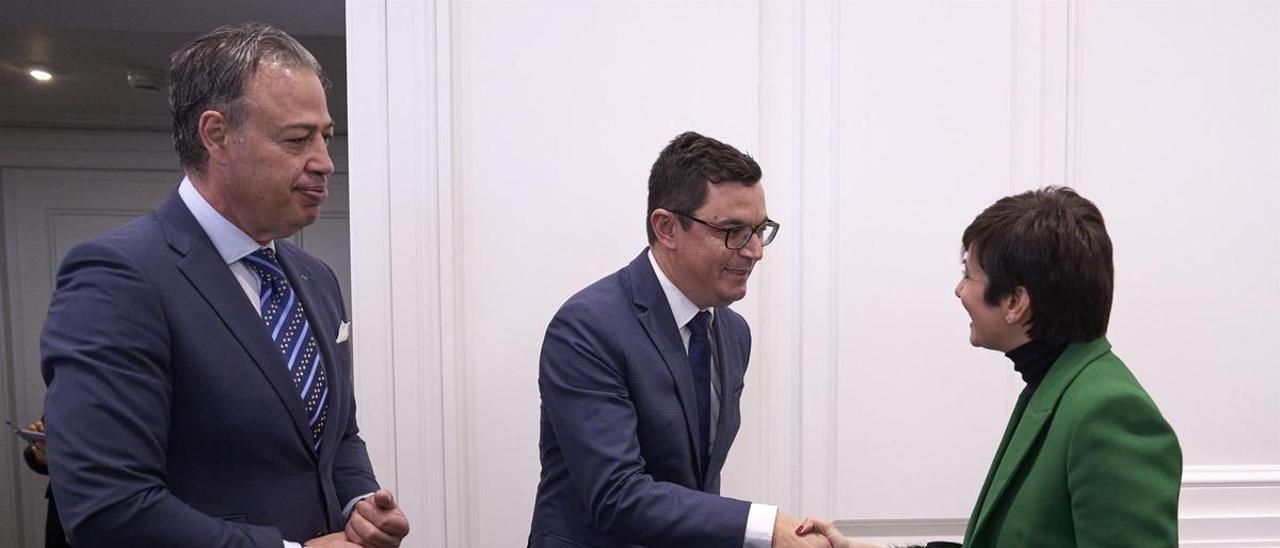 Pablo Rodríguez saluda a la nueva ministra de Vivienda, Isabel Rodríguez