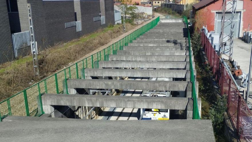 Un tren circulando en pruebas por la rampa de acceso al tramo soterrado. | M. Á. G.