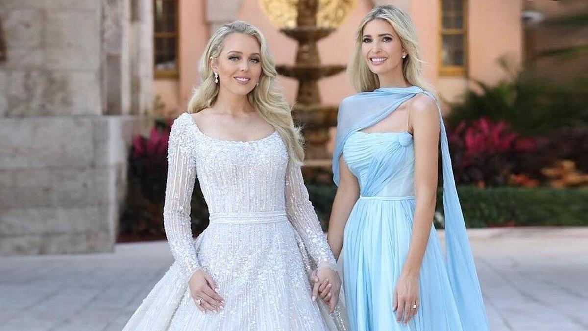 Tiffany Trump posa el día de su boda con su hermana Ivanka.