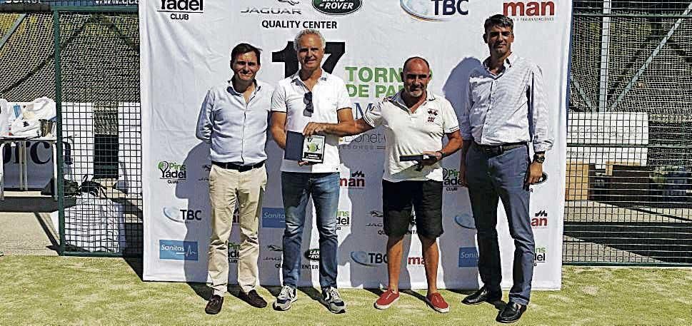 Campeones cuarta categoría masculina Fredy Zamora y Joan Seguí reciben el premio tras ganar en la cuarta categoría masculina junto a Xavier Roca, de Quality Center, y Pedro Lladó, de Solomó&Bonet-Godó.