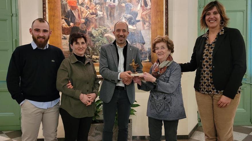 Miquel Ventura, Elisenda Sitjes, Marc Aloy, Montserrat Fontanet i Núria Masgrau en l'entrega de la distinció