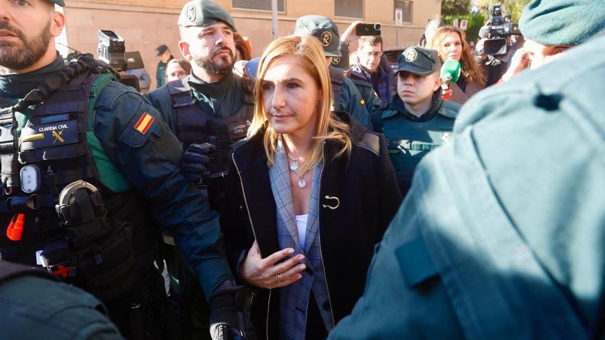 Galería de imágenes: Pradas y José Manuel Cuenca salen de los juzgados de Catarroja escoltados por la Guardia Civil