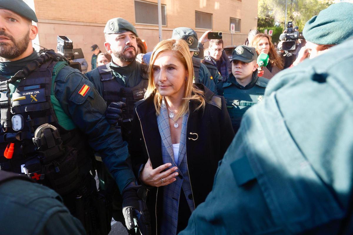 Pradas y José Manuel Cuenca salen de los juzgados de Catarroja