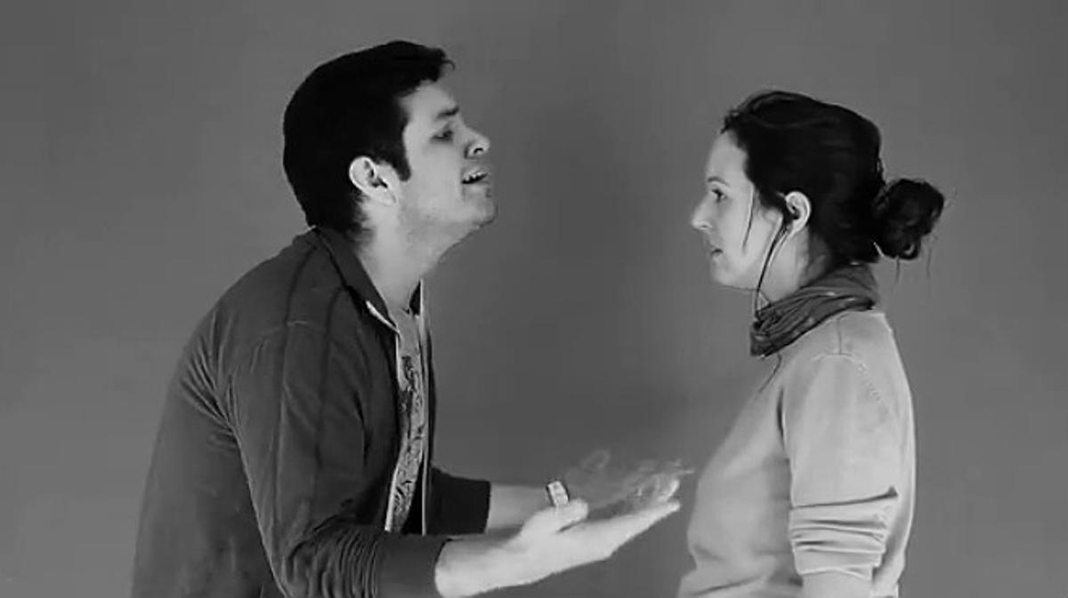 Uns actors fan la versió ’punky’ del viral ’First kiss’.