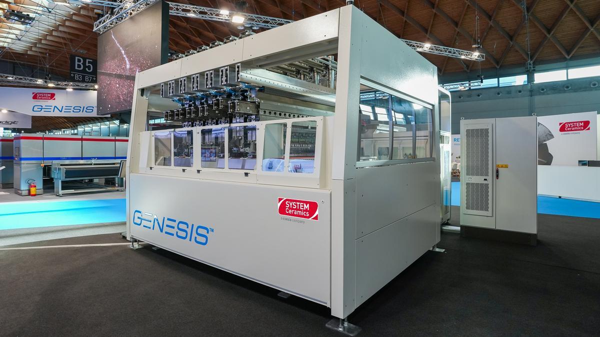 Genesis se integra perfectamente con la prensa insignia de System Ceramics, Superfast, ultraconectada y primera en el mundo sin molde.