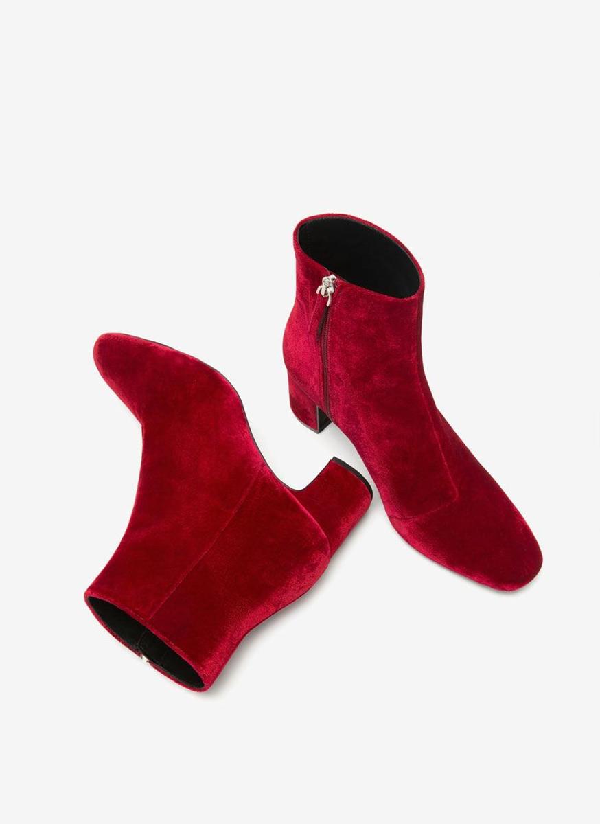 Botín de terciopelo rojo de Uterqüe (99€)