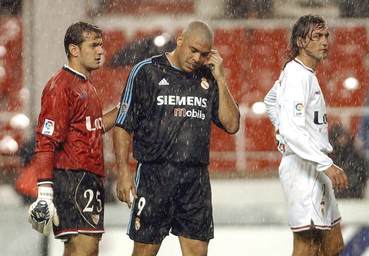 Esteban Suárez, durante un partido contra el Madrid de Ronaldo