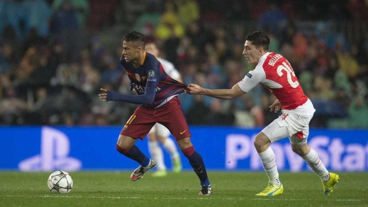 Bellerín agarra a Neymar durante una acción del partido.