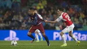 Bellerín agarra a Neymar durante una acción del partido.