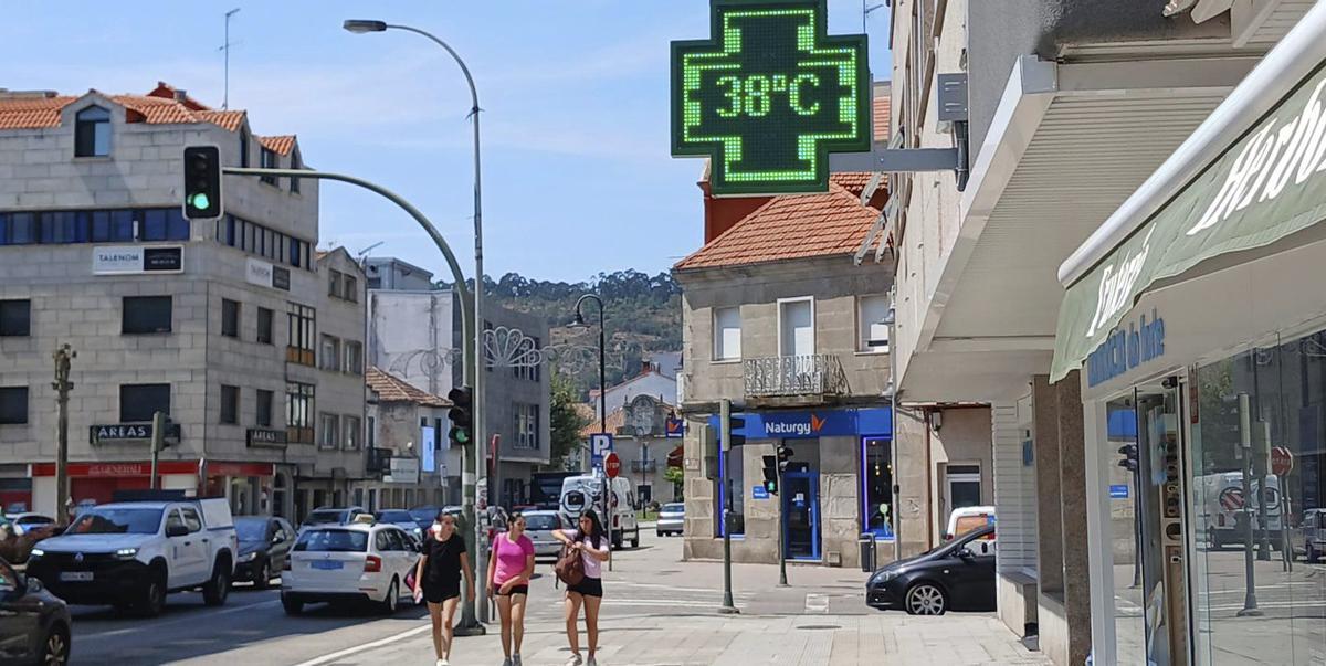 La temperatura superó este lunes ampliamente los 30ºC en O Morrazo. | SANTOS ÁLVAREZ