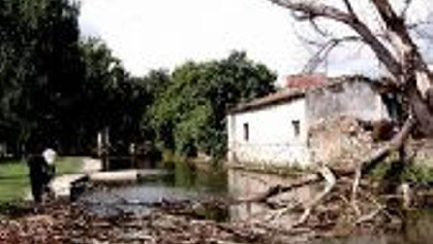 Aguas residuales vierten al canal de baños de la Isla por las lluvias