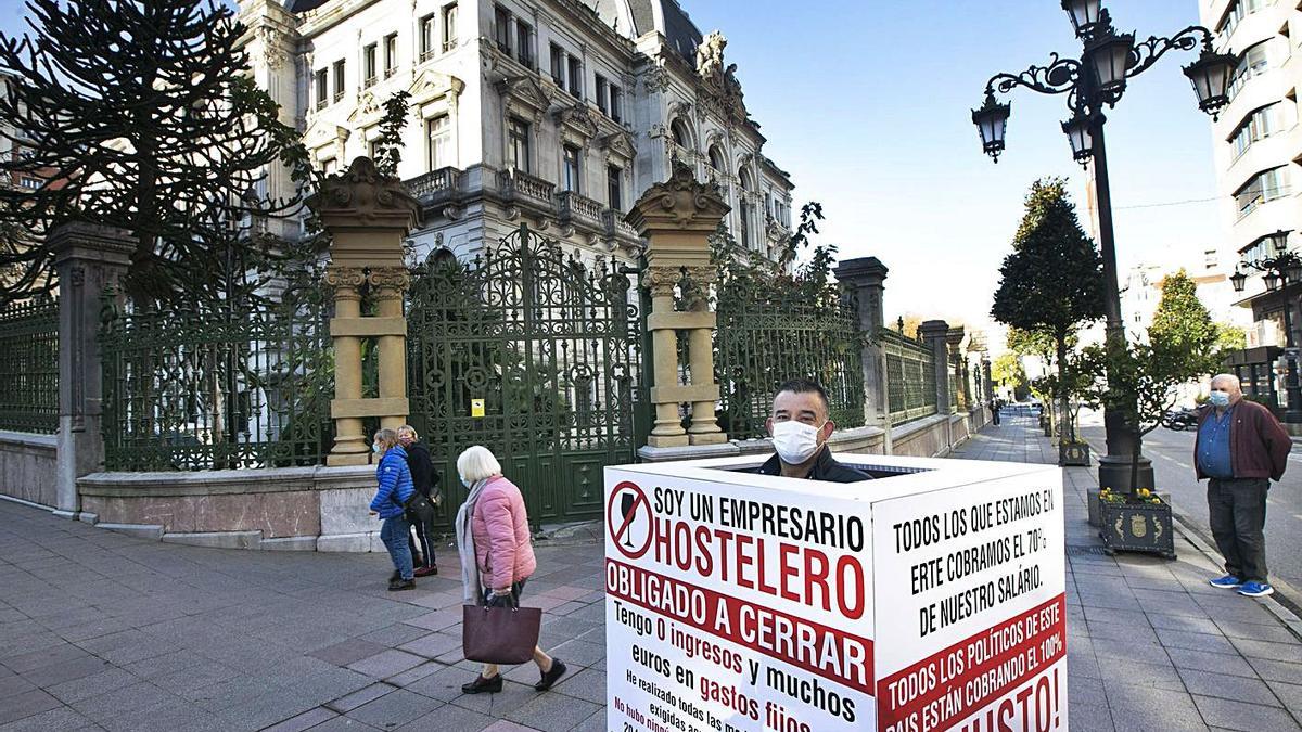 Patricio Sánchez, “Titi”, caminando alrededor de la Junta dentro de su caja reivindicativa. | Miki López