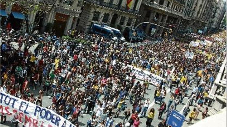 La manifestació de la comunitat educativa baixant ahir per la Via Laietana de Barcelona.