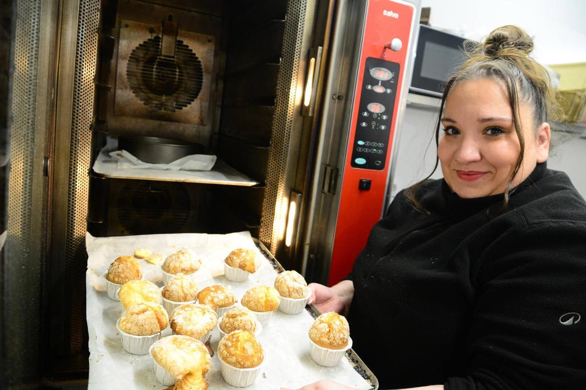 Sandra Rodríguez sacando las magdalenas del horno.