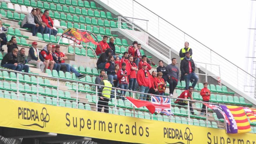 Aficionados del Mallorca, el domingo en el estadio de El ArcÃ¡ngel.