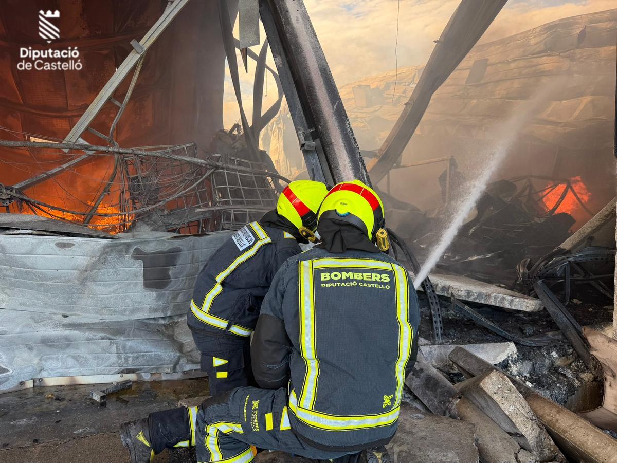 Las llamas arrasan una nave en Vall d'Alba