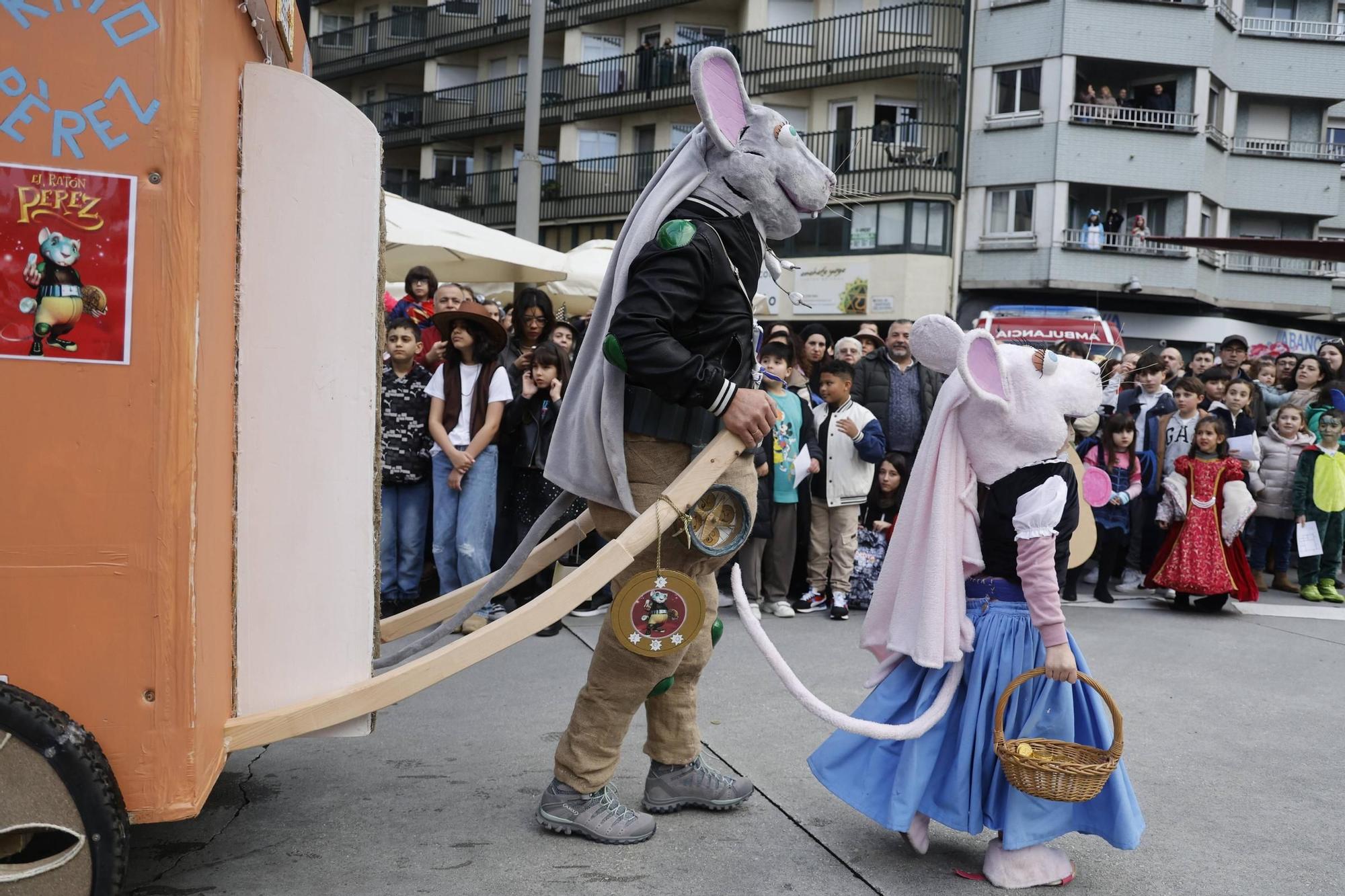 Santiago disfruta del tradicional desfile de martes de Entroido