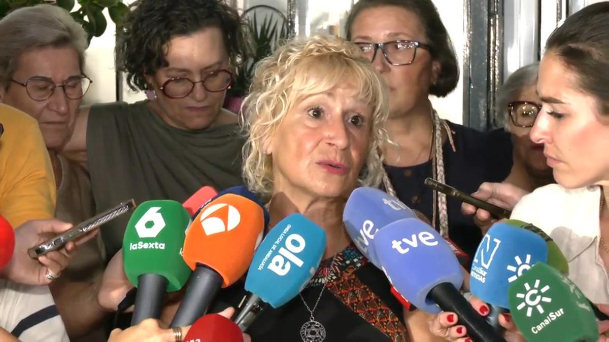 La presidenta de Amama, Ángela Claverol atiende a los medios de comunicación.