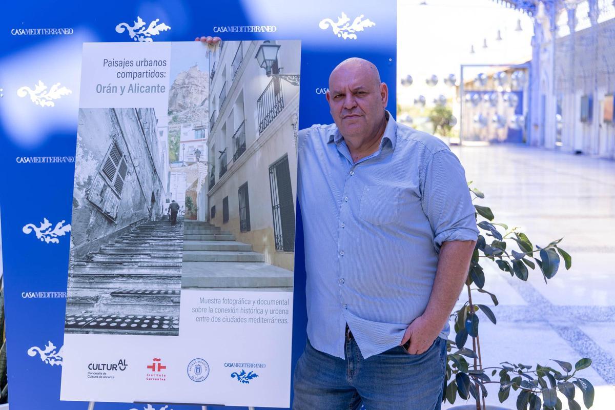 David Calle, comisario de la exposición "Pasisajes urbanos compartidos Oran y Alicante" en Casa del Mediterráneo