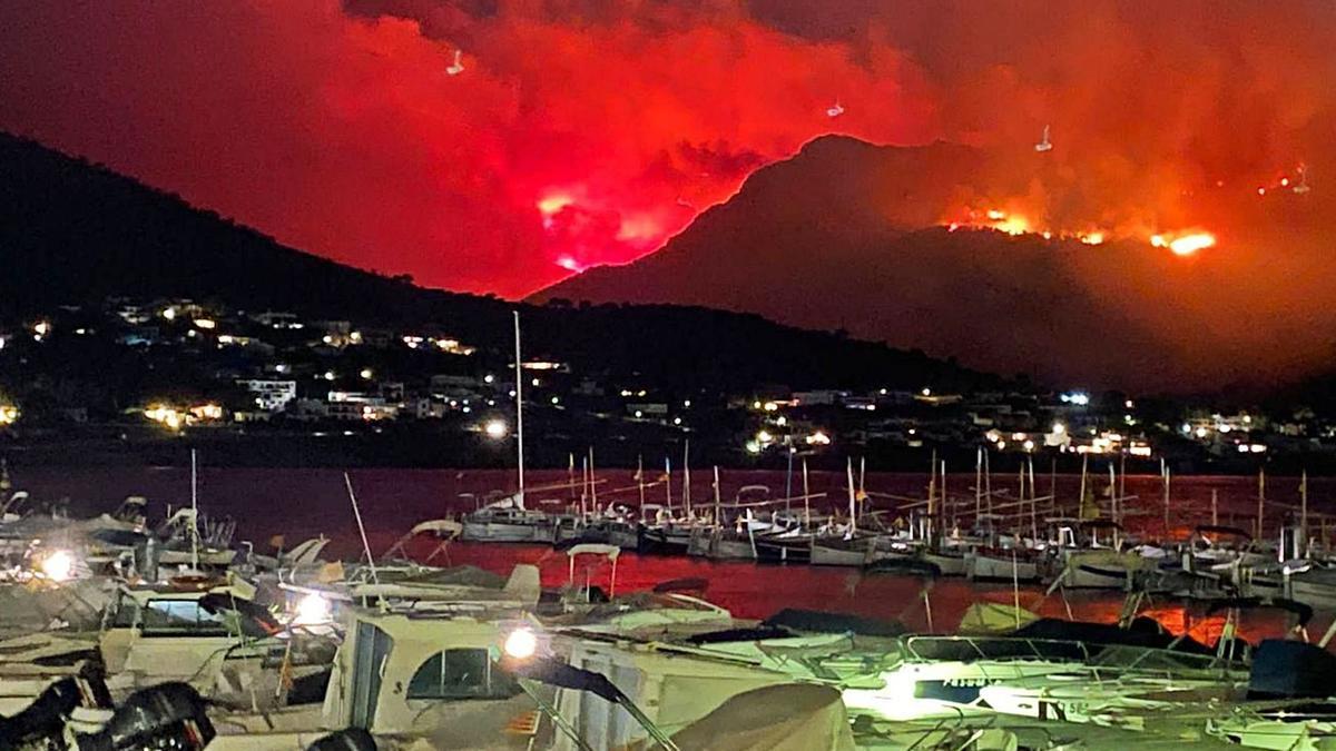 Vista nocturna de l’incendi presa des del port marítim del Port de la Selva  | ACN