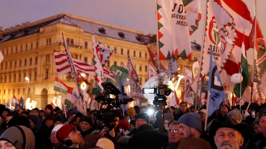 Personas forman parte de una protesta en Budapest.