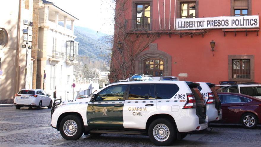 Un vehicle de la Guàrdia Civil, davant l&#039;ajuntament