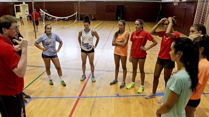 Saúl Pérez da instrucciones a sus jugadoras en el primer entrenamiento.