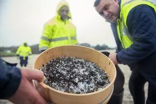 Cinco días para invadir las rías: la ruta de los pellets del Toconao hasta Galicia