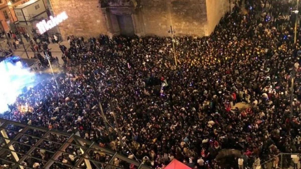 La plaza de Brujas durante una verbena de las pasadas Fallas