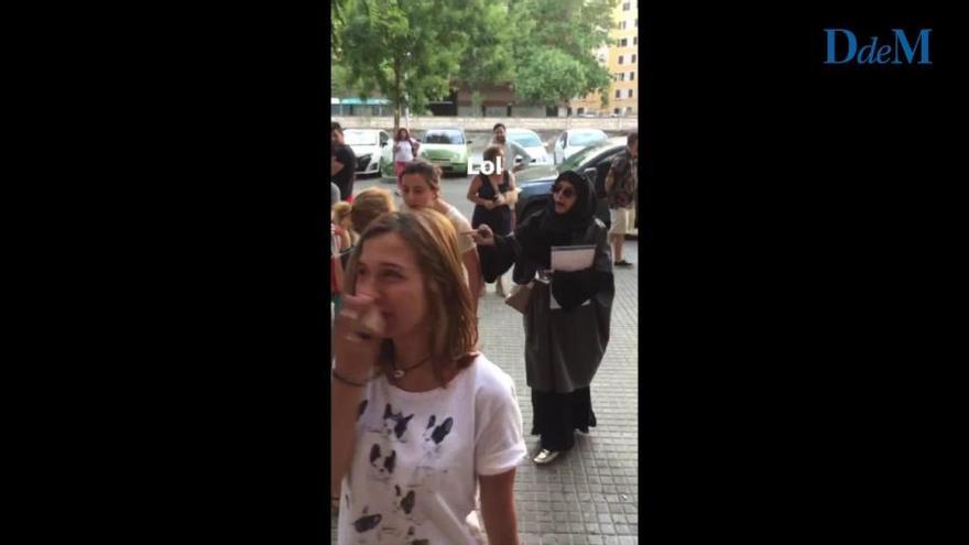 Discusión con una mujer de religión musulmana frente al edificio de Sa Riera de la UIB