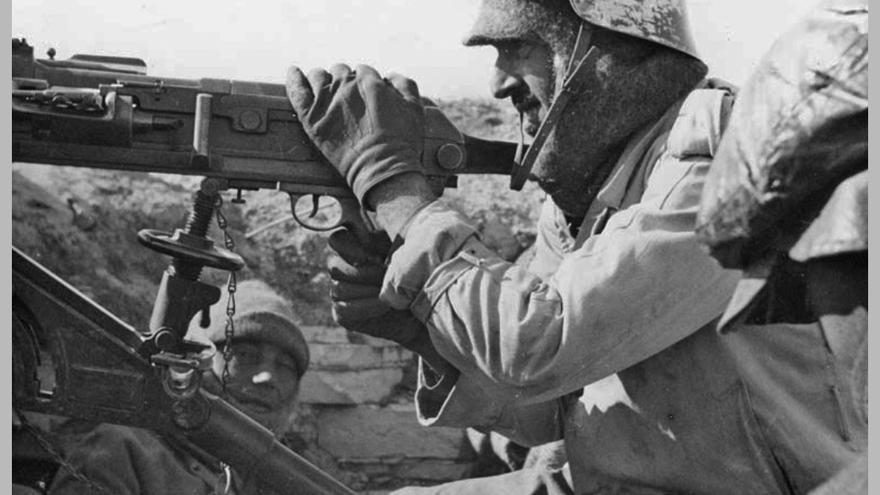 Miliciano con una ametralladora en el frente de Aragón.