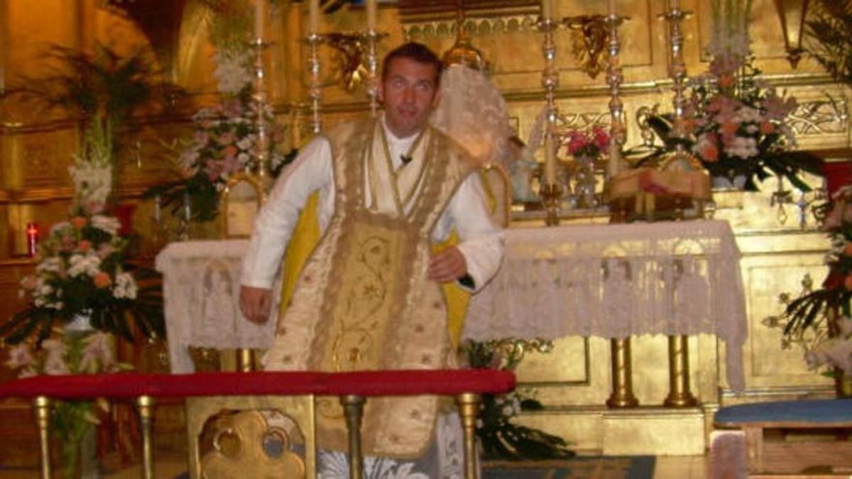 El &quot;padre Vicente&quot; oficiando una misa en el templo de los Misioneros de Natzaret.