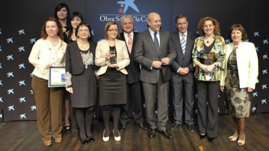 Las profesoras Yoana Prieto y María Dolores Delgado (primera y tercera por la izquierda) con el galardón.