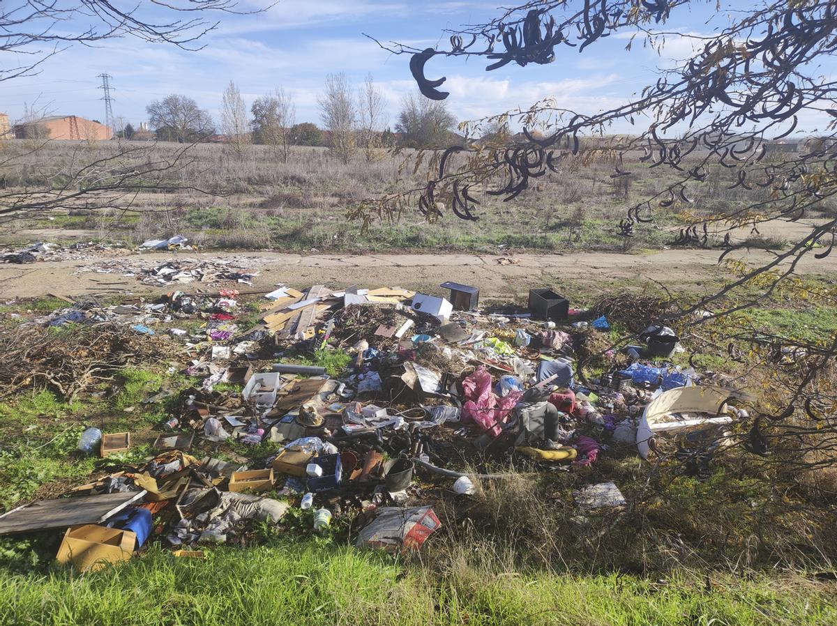 Un vertedero incontrolado junto a la Vía Verde, cerca de la fábrica azucarera.