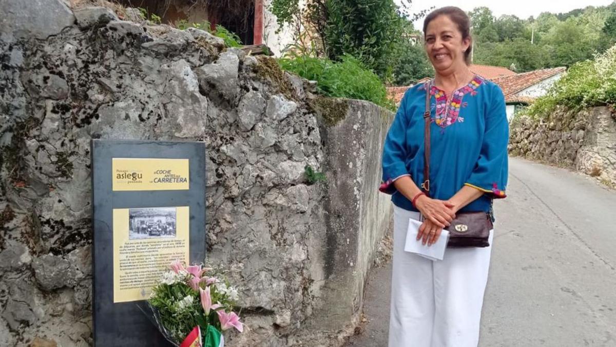 Mariví Sánchez, bisnieta de Antonio y Anita, frente a la placa que conmemora la subida del primer coche a Asiegu. | J. Quince