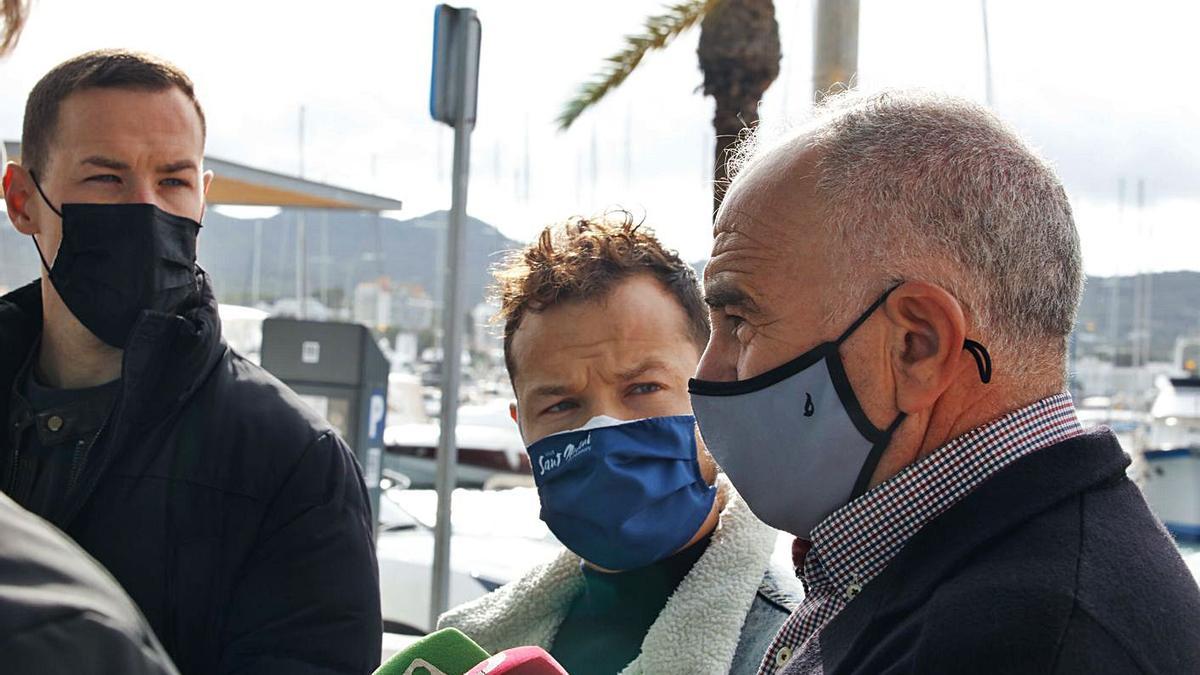 Planells y Gómez miran a Torres, en una rueda de prensa conjunta sobre el puerto.
